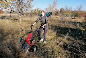Freiwillige mit Balkenmäher Freiwillige mit Balkenmäher