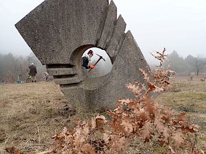 Das Symposion Lindabrunn - wunderbare Kombination aus Kunst und wertvoller Natur. © LPV/S. Girsch Freiwillige mit Krampen