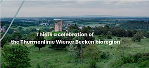 Komm mit uns in die herausragende Region Thermenlinie-Wiener Becken! © LPV Landschaft mit Kunstwerk und Schriftzug