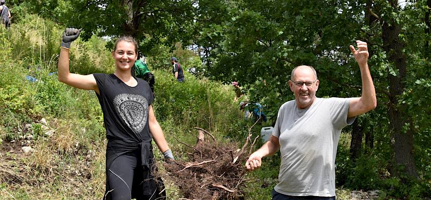 Freude über ein erfolgreich entwurzeltes Gehölz.