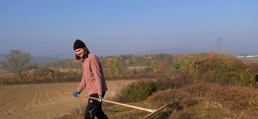 Mit dem Rechen für die biologische Vielfalt.