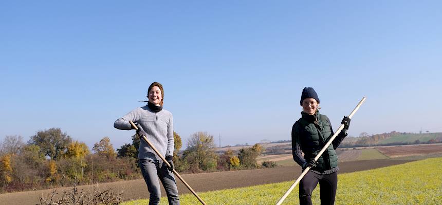 Mit dem Rechen für die biologische Vielfalt.