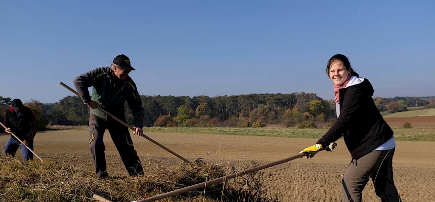 Mit dem Rechen für die biologische Vielfalt.