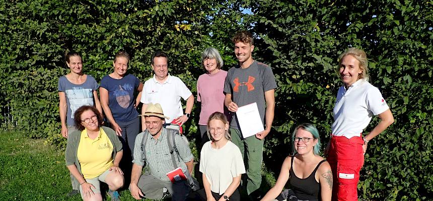 Die Naturpädagog*innen beim Erste Hilfe Kurs.